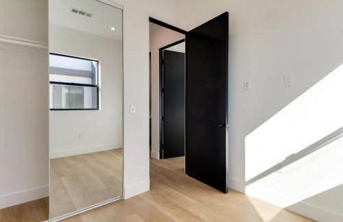 Modern Luxe Retreat Three-Bedroom #4 - Photo 3