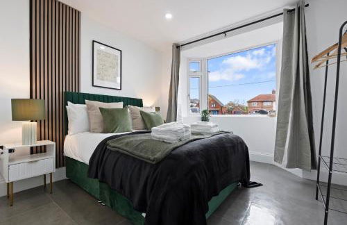 Beautiful Home, Free Parking For Large Groups Sleeps 10 Book Now! - Foto 1