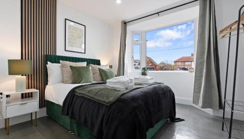 Beautiful Home, Free Parking For Large Groups Sleeps 10 Book Now! - Foto 1