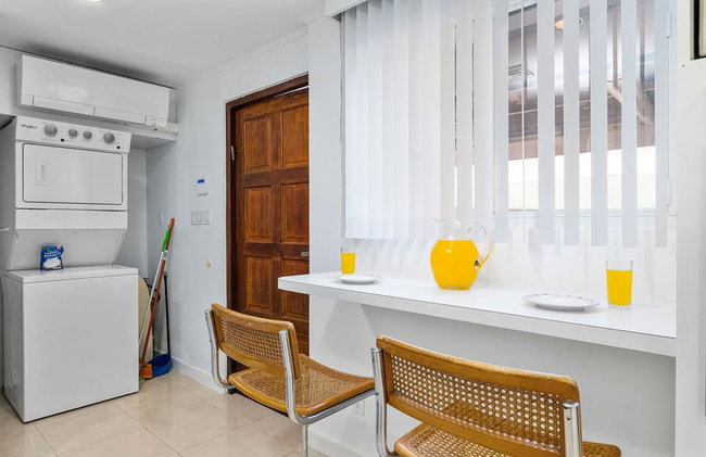 3BR 3BA Pool Downtown Short Walk to Beach - Foto 15