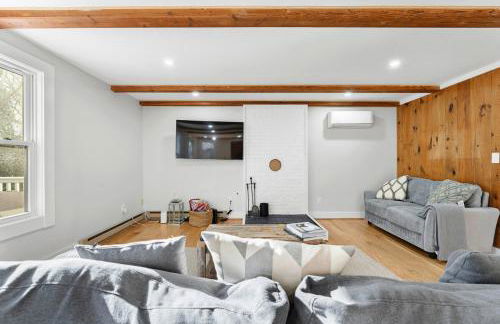 Family Getaway Walkable to Town - Foto 15