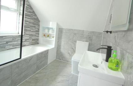 Deluxe 3 Bedroom 2 Bath House &Parking by CozyNest - Photo 11