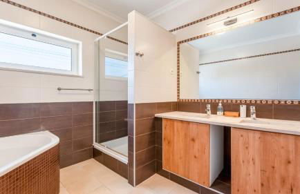 Bright 3BDR House with Pool by Lovelystay - Foto 25