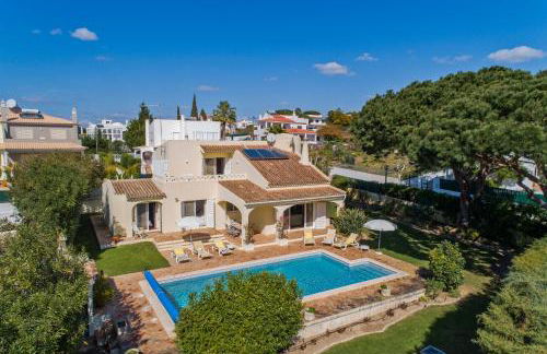 Beach villa Casa de Amanhã 450 mts to the beach with beautiful garden and heated saltwater pool - Foto 1