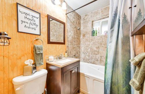 Forest Views and Fire Pit Cozy Pine Cabin - Foto 12