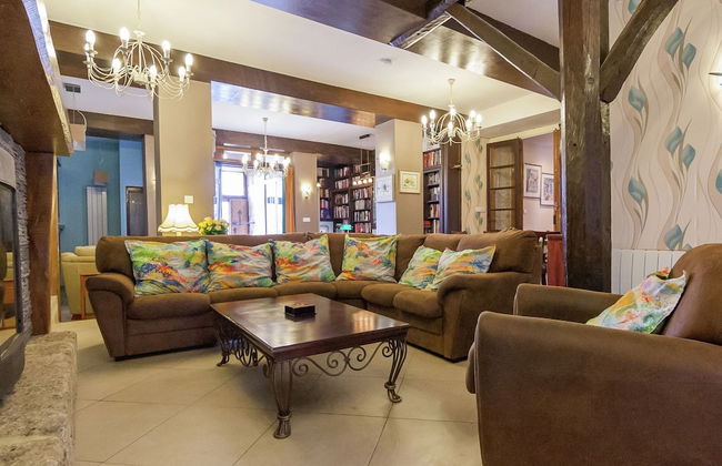 Elegant House With Heated Pool and Sauna - Photo 16