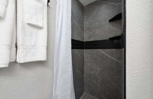 2 Suites at The Enclave Near Universal - Foto 18