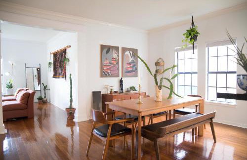 Cozy Bohemian Bungalow - Photo 1