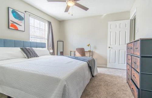 Boulevard Stays Serene 1BR King Suite with Pool Gym & Free Parking 01 - Photo 3