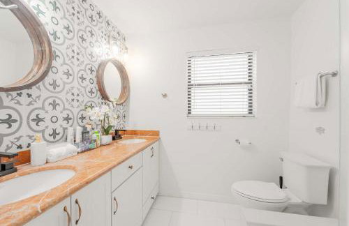 Resort Style Backyard Heated Pool Hot Tub Fire Pit - Foto 34