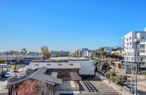 Luxury by the Beach with Pool, Gym, Game Room - Photo 31