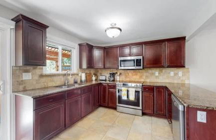 Charming four bedroom home with large yard and plenty of room for family - Foto 9