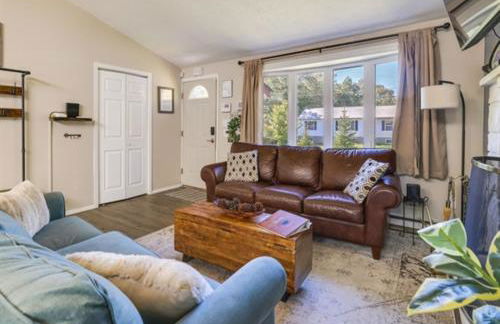 3 BR 2 BA Modern home with private hot tub, fire pit and lake view, Dogs ok! - Foto 11