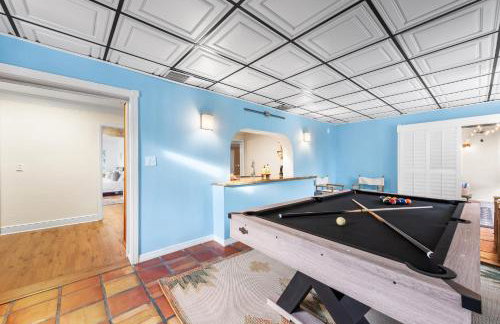 Centrally Located 4BD Oasis with Pool & Movie Patio - Foto 41