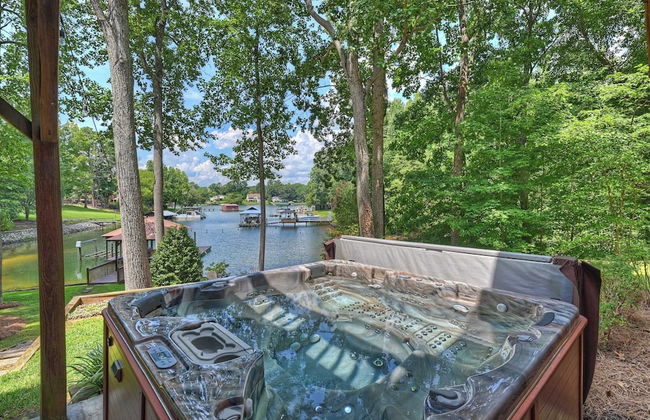 Winding Down by Avantstay Sleeps 20 + Dock, View - Photo 1