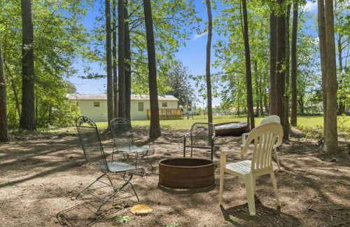 Spacious 2BR Retreat-10 minutes to the Beach! Pet Friendly! - Foto 36