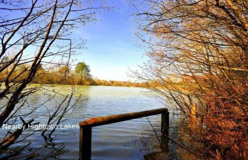 South Coast New Forest Holiday Home-4 Bed-Sleeps 8-Spacious-Parking-EV Dock-Large Garden-Playground-Great for Families-Groups-Professionals - Foto 38