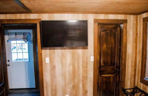 Rustic Chic Alabama Cabin w Loft Fire Pit Pet Friendly Fenced Yard Lake Guntersville - Coco Chateau - Foto 20