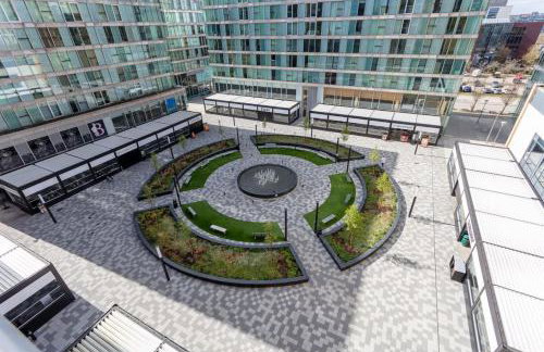 Sleek Apartment with Balcony - City Centre - Free Parking, Fast WiFi and 55'' Smart TV by Yoko Property - Foto 21