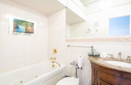 Waterfront 2-Story Villa with Heated Pool - Foto 14