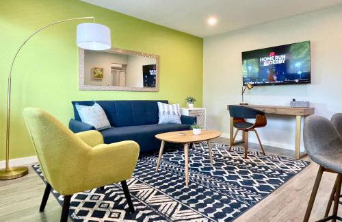 King Bed-Parking-Top Floor-Desk-Downtown - Foto 3