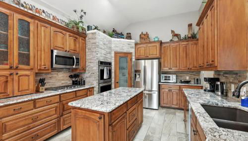 Lewisville Luxe Pool Getaway - Patio BBQ TV Room - Foto 4