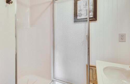 Creekfront Yellville Manor with Parlors and Fire Pit! - Foto 37