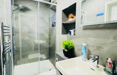 Beautiful and Spacious 4 Bed Room House In Coleshill-NEC - Foto 16