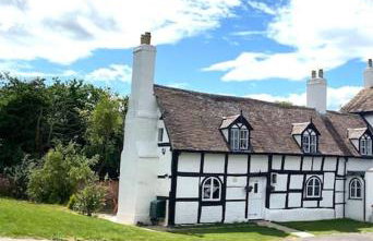 Stylish Tudor Cottage & Hot Tub - Photo 2