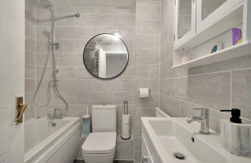 Thames Family Retreat, 2 bed house, Sleeps 6, with Parking and Garden - Foto 24