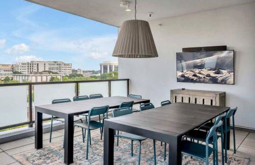 Skyline Retreat - Free Parking, Pool, Balcony - Foto 11