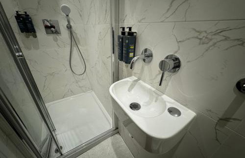 Southgate Luxury Apartments-Jaquzzi Bath-Private Parking- suitable for contractors - Foto 52