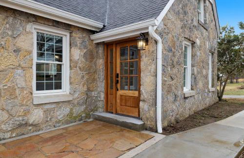 Tranquil Mountain Escape Luxurious 5-Bedroom Farmhouse with Pool - Foto 3