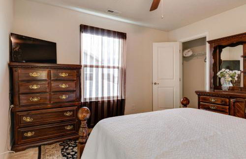 Spacious Home with Fireplace - Near Golf! - Foto 33