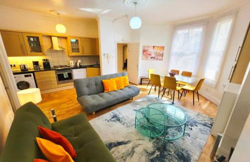 Spacious & Cosy 2 Bedroom Home plus 2 Sofa-beds with Private Entrance and Back Patio, 3 min walk to Earl's Court Station - Photo 1