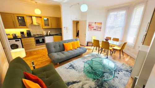Spacious & Cosy 2 Bedroom Home plus 2 Sofa-beds with Private Entrance and Back Patio, 3 min walk to Earl's Court Station - Photo 1, stove, dishwasher, toaster