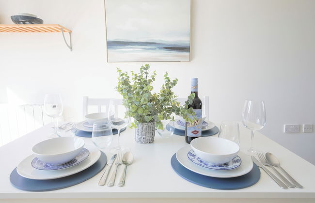 2 Bed Apartment Overlooking Water - Foto 13