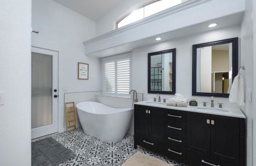 Luxe Desert-Chic 3BR with Heated Pool, Spa, and Grill - Foto 9