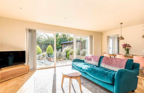 Stylish and fresh 4 bed beach house with garden - Pass the Keys - Foto 24