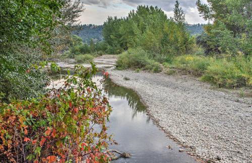 Cozy Angler's Apt - Steps to Trout Fishing River! - Foto 24