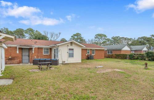 Spacious Backyard • Alfresco Dining • Pet Friendly - Foto 41