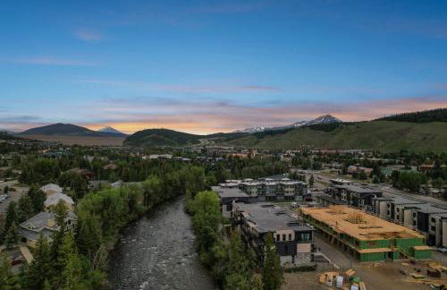 4-Season Modern Mountain Penthouse with Private Hot Tub & Scenic Views - Foto 46