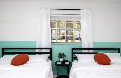 Sunny Escape: Vibrant Pool Home - Photo 13