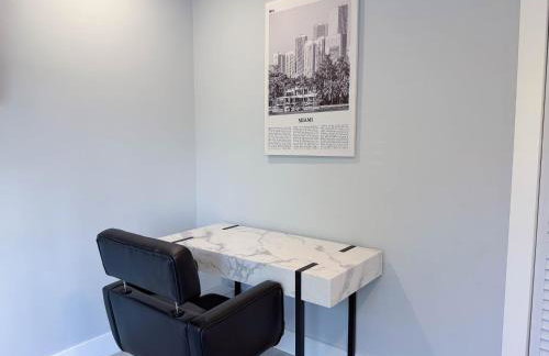 The LuxeLanding MIA- Swimming pool, Oasis Lounge, Mini Golf, BBQ and Hibachi Grill , and Outdoor Games - Photo 7