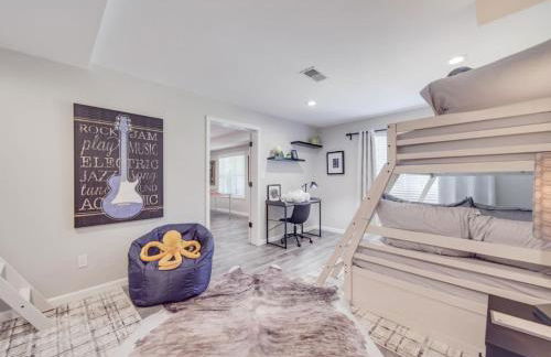 5BR Farmhouse Lake Retreat Pool Hot Tub Theater - Foto 39