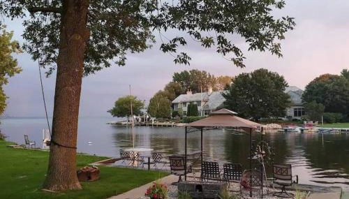 Lakeside Luxury Retreat: Waterfront near Green Bay - Foto 1