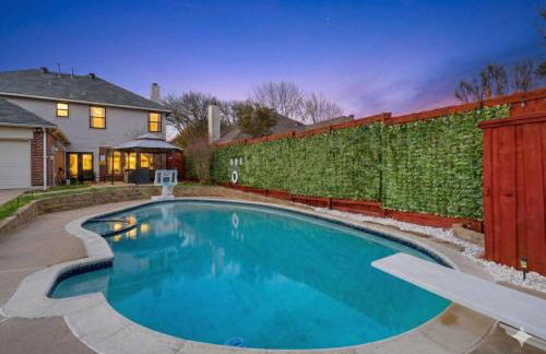 5BD Getaway w Pool Patio Firepit Mins to DT - Photo 1