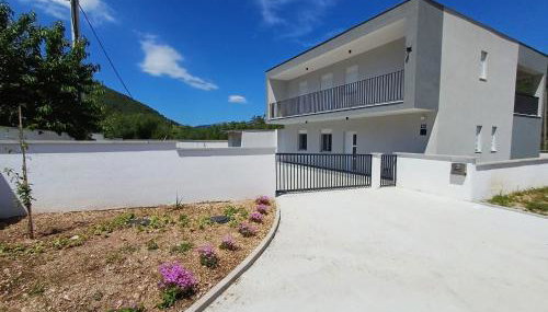 House Bartulovic - Jan Apartment with a pool - Photo 2