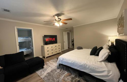 King Bed! Soaking tub! Fenced Yard w Screen Patio - Foto 31