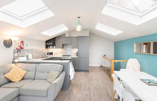 Seaside 3BD Retreat with Balcony & Stunning Views - Foto 8